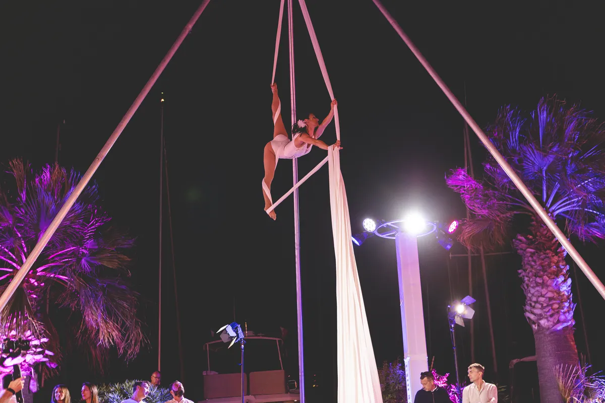 tissu aérien ; artiste cirque ; évènementiel ; cote d'azur , prestation