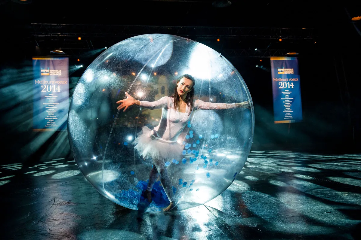 prestation artistique , artiste cirque , événementiel , duo bulle tissu aérien