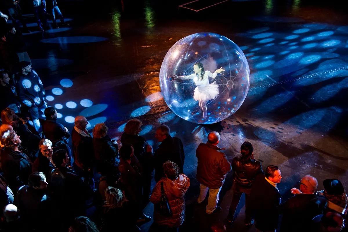 prestation artistique , artiste cirque , événementiel , bulle