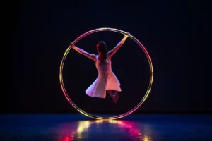 artiste cirque , événementiel , Roue cyr LED, prestataire artistique , Antibes