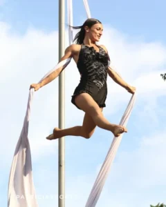 tissu aérien , artiste cirque , événementiel , alpes maritimes, drapés aeriens