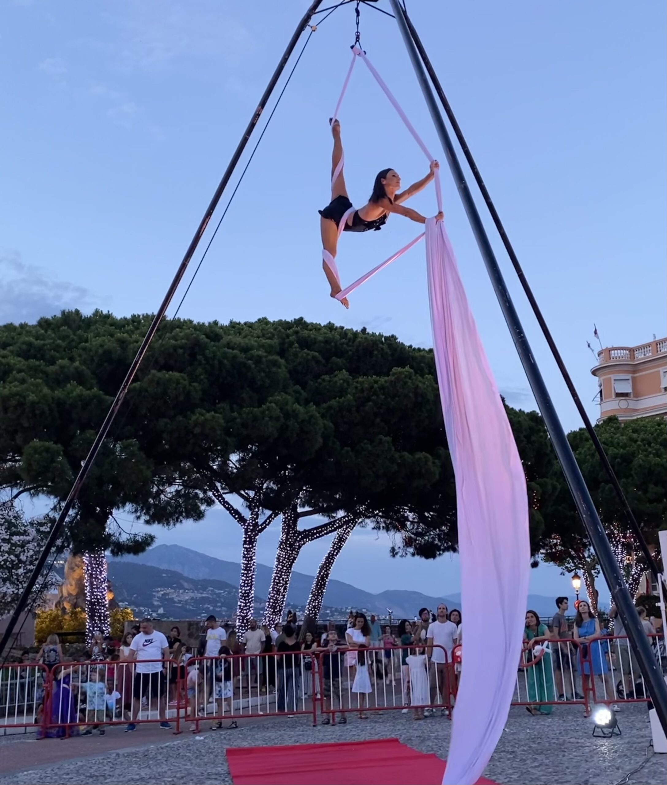 tissu aérien et portique autonome à Monaco , artiste evenementielle