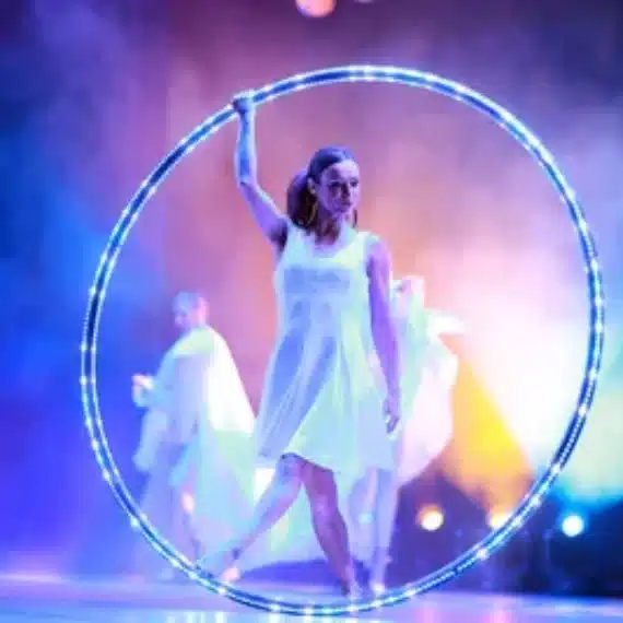 roue cyr led artiste de cirque en representation