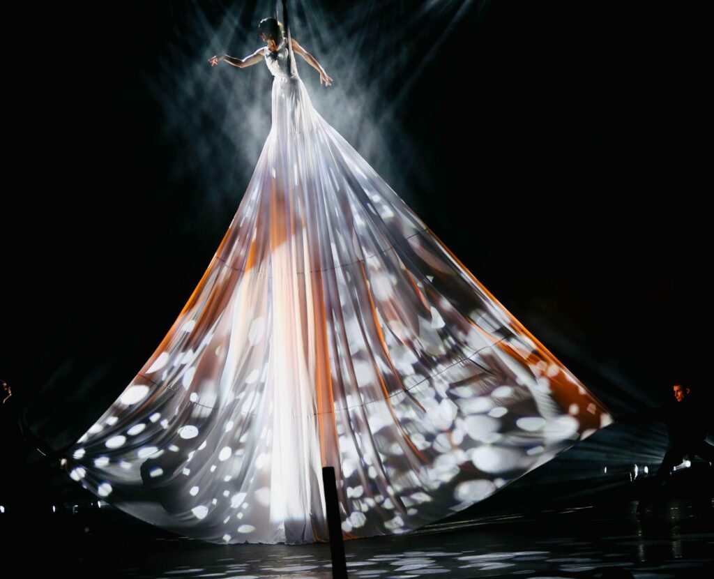 robe aérienne Spectacle visuel avec robe aérienne et mapping pour un événementiel grandiose