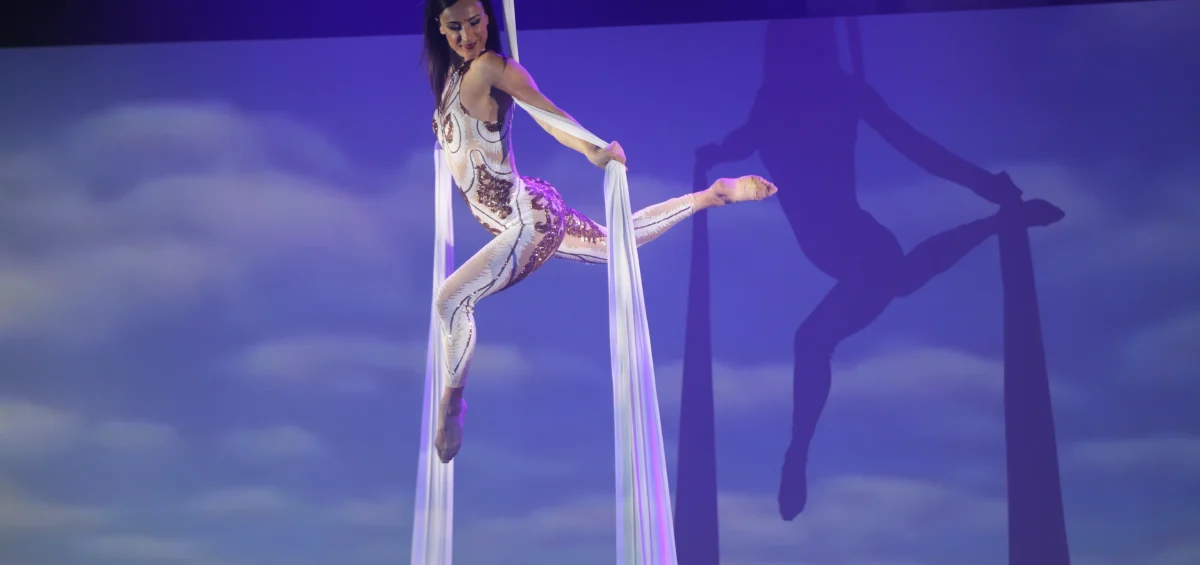 Numéro tissu aérien St-Tropez Lyon, Spectacle tissu aérien Marseille, Numéro aérien Cannes, tissu aérien événementiel Côte d'Azur