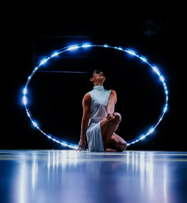 Spectacle lumineux Roue Cyr LED Antibes Spectacle lumineux Roue Cyr lumineuse Roue Cyr LED Performer LED